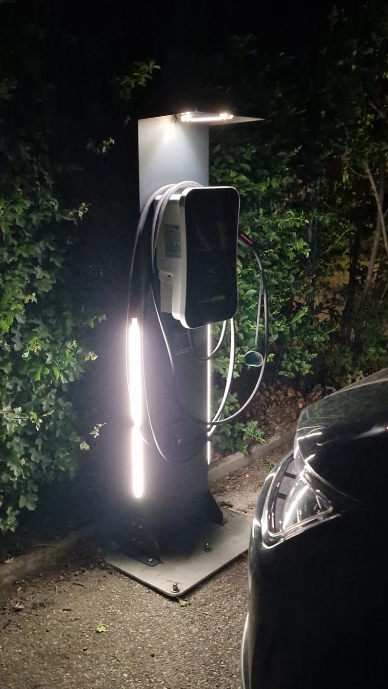 Stojalo Kreainvent za prenosne EV polnilne postaje v uporabi pri nemški policiji (DUPLICATE)