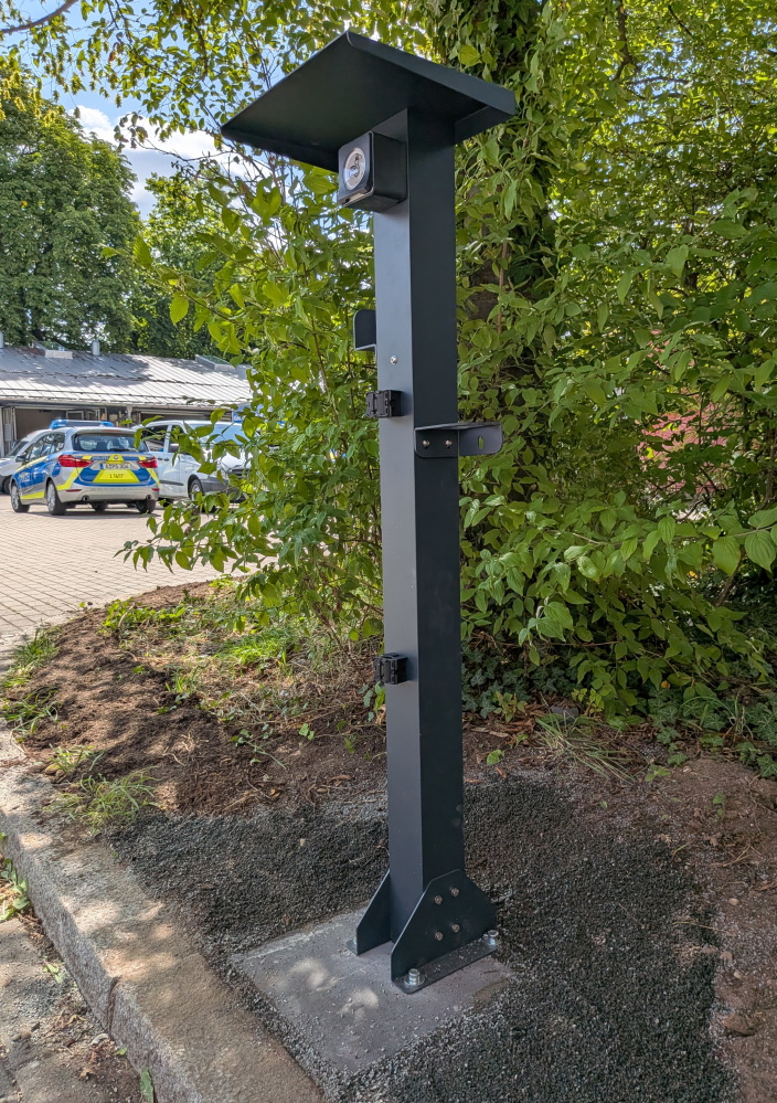 Stojalo Kreainvent za prenosne EV polnilne postaje v uporabi pri nemški policiji